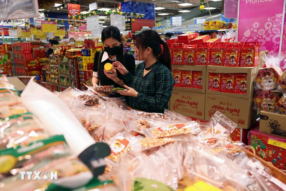 Người dân chọn mua hàng ở siêu thị Co.op Mart Hà Nội. (Ảnh: Vũ Sinh/TTXVN)