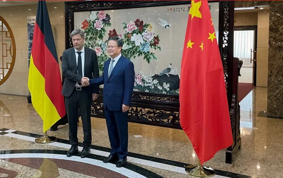 Phó Thủ tướng kiêm Bộ trưởng Kinh tế Đức Robert Habeck bắt tay Chủ tịch Ủy ban Cải cách và Phát triển Quốc gia (NDRC) Zheng Shanjie trước cuộc gặp ở Bắc Kinh, Trung Quốc ngày 22/6. (Nguồn: Reuters)