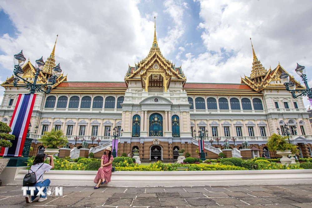 Khách du lịch tham quan Cung điện Hoàng gia Thái Lan ở Bangkok. (Ảnh: THX/TTXVN)