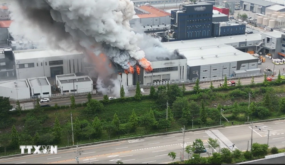Hiện trường vụ cháy nhà máy sản xuất pin lithium ở Hwaseong, Hàn Quốc, ngày 24/6. (Ảnh: Yonhap/TTXVN)