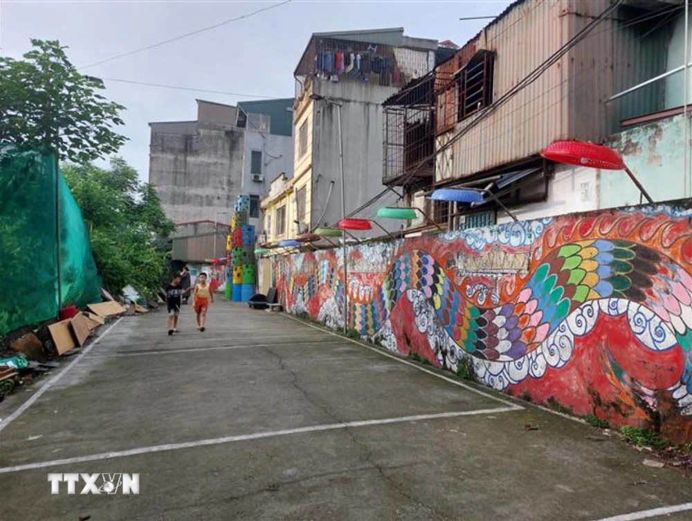 Con đường nghệ thuật cộng đồng Phúc Tân được cải tạo từ bãi rác ven bờ vở sông Hồng. (Ảnh: Đinh Thuận/TTXVN)