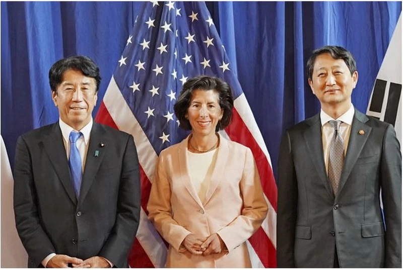 Bộ trưởng Bộ Kinh tế, Thương mại và Công nghiệp Nhật Bản Ken Saito, Bộ trưởng Thương mại Hoa Kỳ Gina Raimondo và Bộ trưởng Bộ Thương mại, Công nghiệp và Năng lượng Hàn Quốc Ahn Duk Geun tại Washington vào ngày 26/6. (Nguồn: Kyodo)