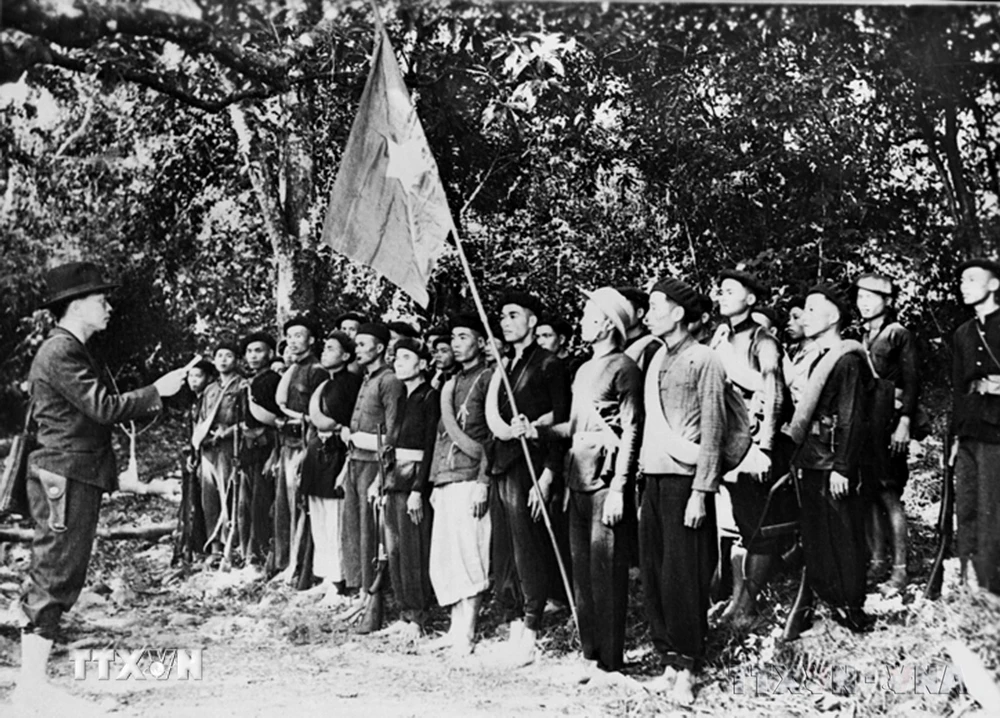 Ông Võ Nguyên Giáp đọc Quân lệnh số I - Quyết định thành lập Đội Việt Nam Tuyên truyền Giải phóng quân (22/12/1944), tiền thân của Quân đội Nhân dân Việt Nam. (Ảnh: Tư liệu TTXVN)