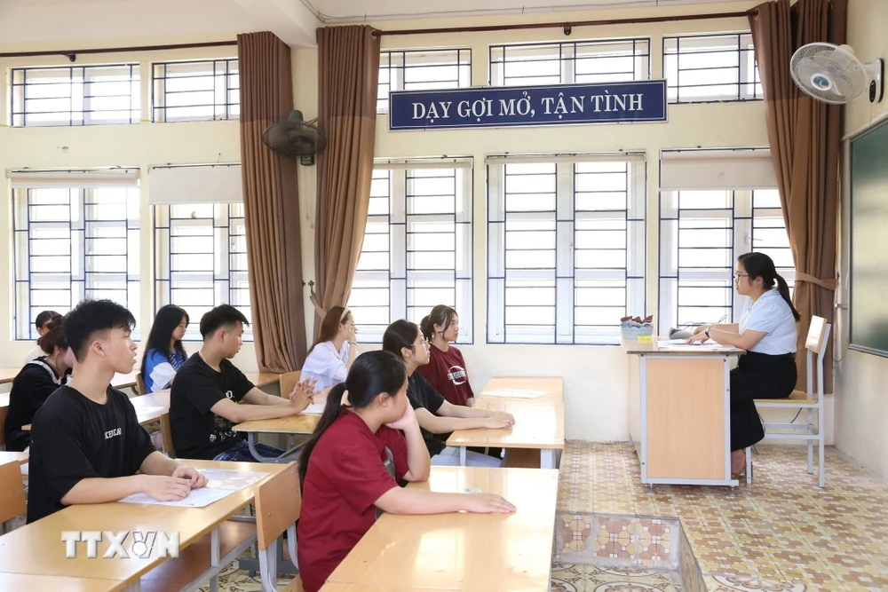 Các thí sinh nghe phổ biến quy chế thi Kỳ thi tốt nghiệp THPT 2024 tại điểm thi Trường THPT chuyên Chu Văn An, thành phố Lạng Sơn. (Ảnh: Anh Tuấn/TTXVN)