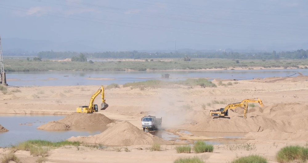 Công ty 68 khai thác cát tại mỏ cát vật liệu xây dựng thông thường ở huyện Phú Hòa. (Nguồn: báo Sài Gòn giải phóng)