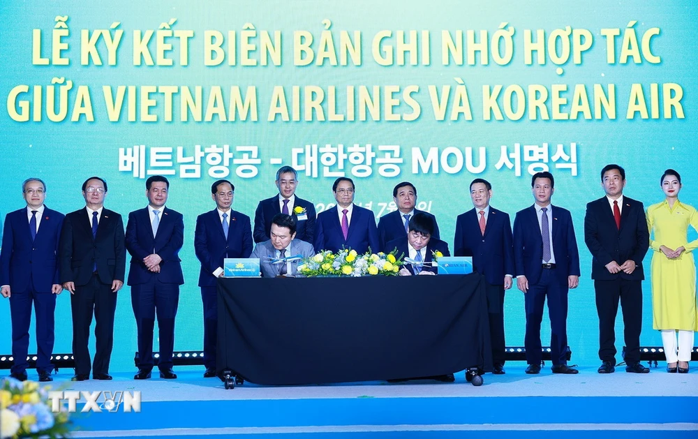 Thủ tướng Phạm Minh Chính chứng kiến Lễ ký biên bản ghi nhớ hợp tác giữa Vietnam Airlines và Korean Air. (Ảnh: Dương Giang/TTXVN)