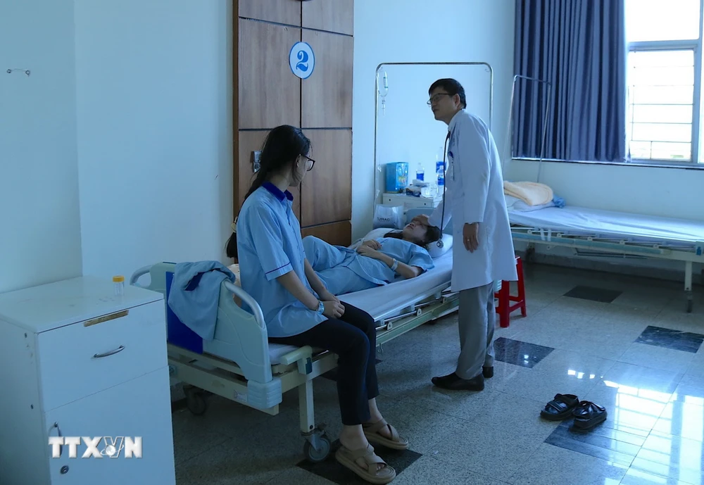 Các bệnh nhân được điều trị, chăm sóc tại Bệnh viện Đại học Y dược Hoàng Anh Gia Lai. (Ảnh: Quang Thái/TTXVN)