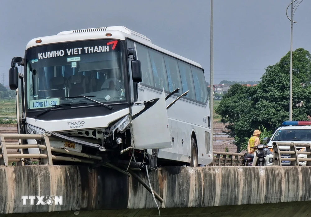 Đầu xe bị hư hỏng nặng sau khi đâm hỏng 1 phần lan can cầu Bình Than, thuộc thị xã Quế Võ, tỉnh Bắc Ninh. (Ảnh: TTXVN phát)