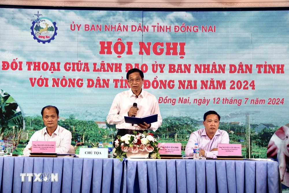 Lãnh đạo Ủy ban Nhân dân tỉnh Đồng Nai chủ trì buổi đối thoại với nông dân. (Ảnh: Lê Xuân/TTXVN)