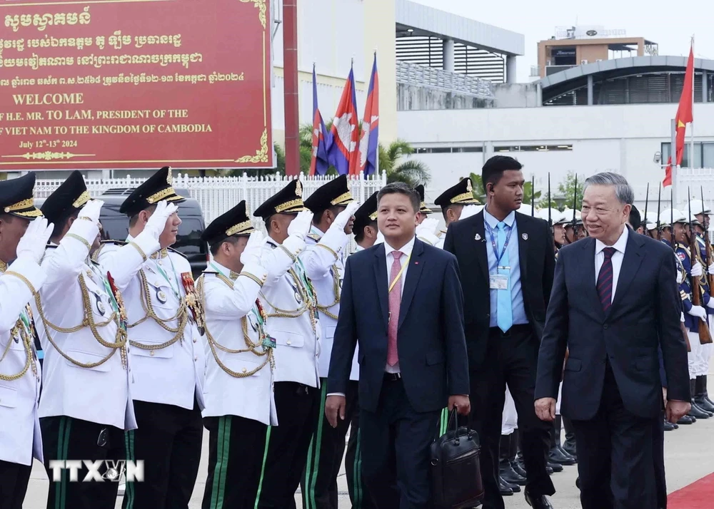 Chủ tịch nước T&ocirc; L&acirc;m c&ugrave;ng Đo&agrave;n đại biểu Cấp cao Việt Nam rời Thủ đ&ocirc; Phnom Penh, kết th&uacute;c tốt đẹp chuyến thăm cấp Nh&agrave; nước tới Vương quốc Campuchia. (Ảnh: Nhan S&aacute;ng/TTXVN)