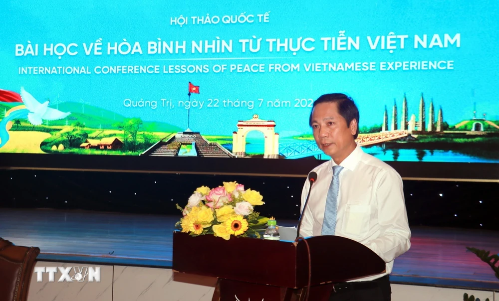 Ông Hoàng Nam, Phó Chủ tịch UBND tỉnh Quảng Trị phát biểu tại hội thảo. (Ảnh: Nguyên Linh/TTXVN)