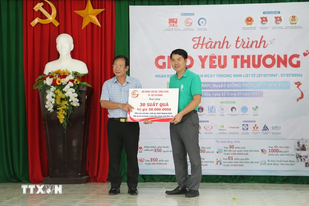 Trao tặng 30 phần quà cho học sinh, gia đình thương binh, liệt sỹ và có hoàn cảnh khó khăn trên địa bàn tỉnh Bến Tre. (Ảnh: Chương Đài/TTXVN)