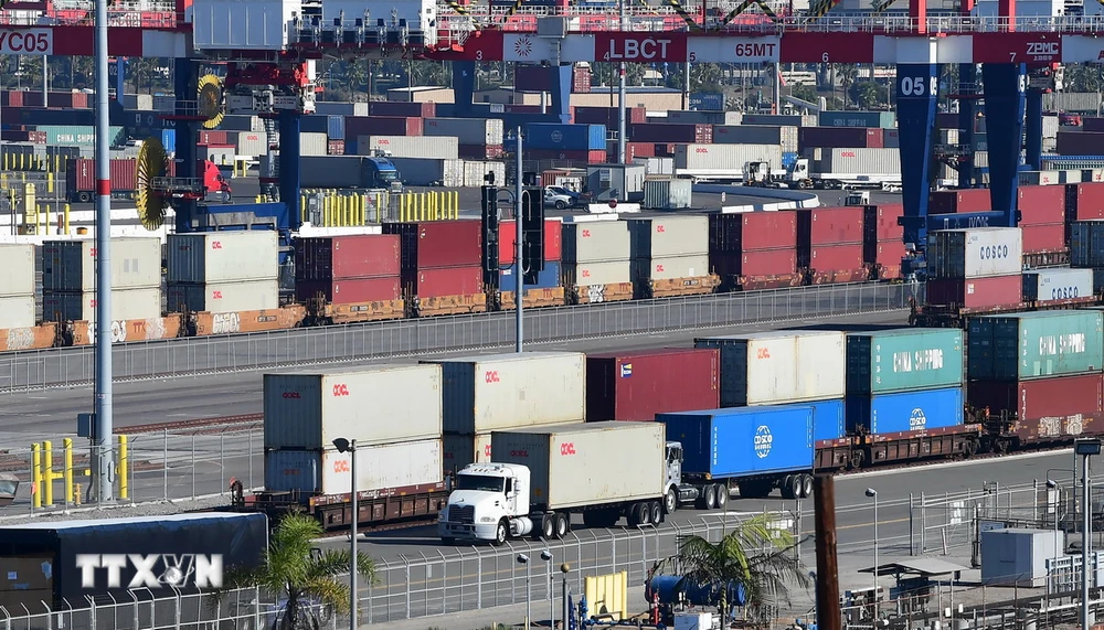 Container hàng hóa được bốc dỡ tại cảng Long Beach ở California, Mỹ. (Ảnh: AFP/TTXVN)