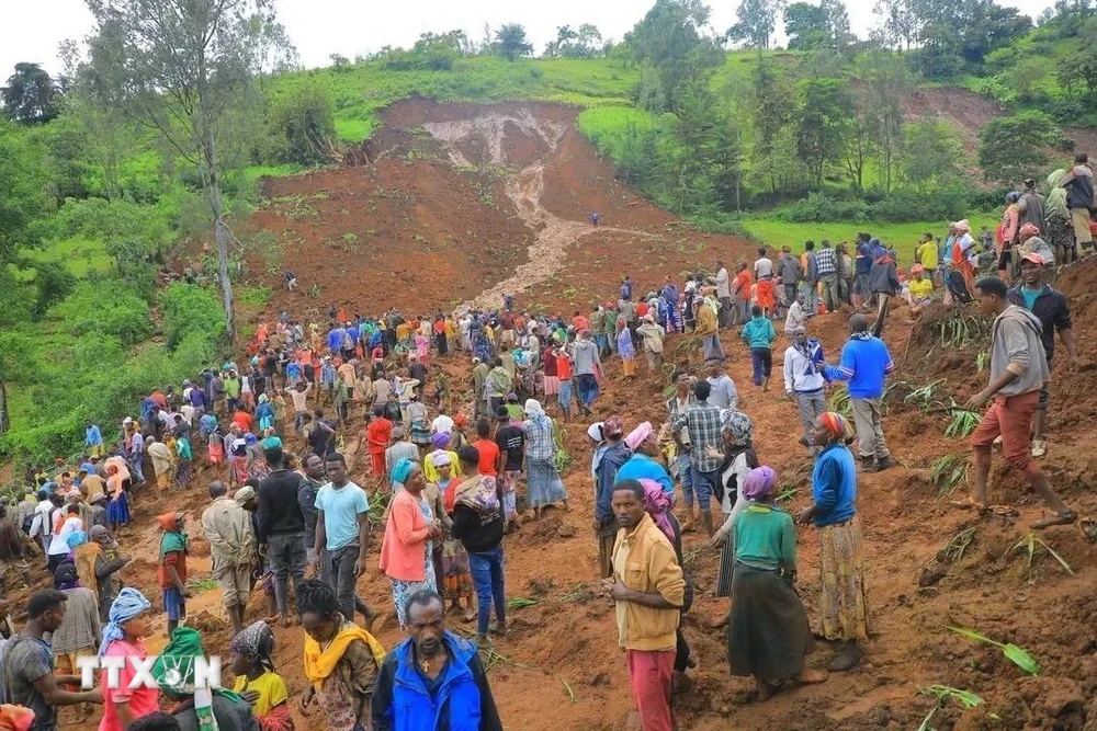 Người dân tập trung tại hiện trường vụ lở đất ở huyện Gofa, miền Nam Ethiopia ngày 22/7 vừa qua. (Ảnh: THX/TTXVN)