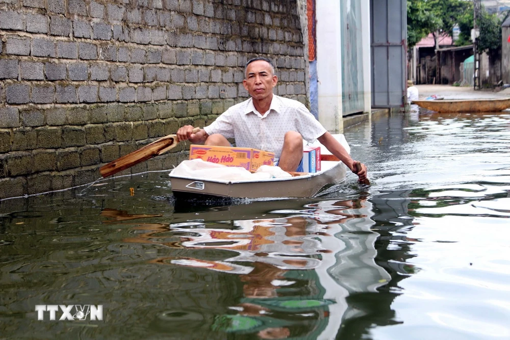 Ngập lụt ở xã Nam Phương Tiến, huyện Chương Mỹ, Hà Nội. (Ảnh: Nguyễn Văn Cảnh/TTXVN)