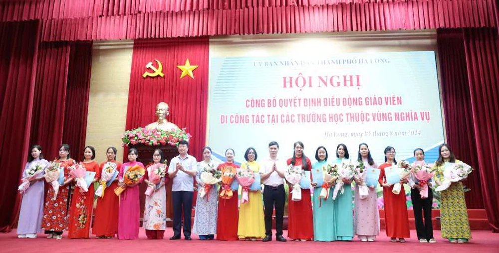 Lãnh đạo thành phố Hạ Long, tỉnh Quảng Ninh, trao quyết định điều động giáo viên đi công tác tại các trường học thuộc vùng nghĩa vụ. (Nguồn: Cổng thông tin Điện tử tỉnh Quảng Ninh)