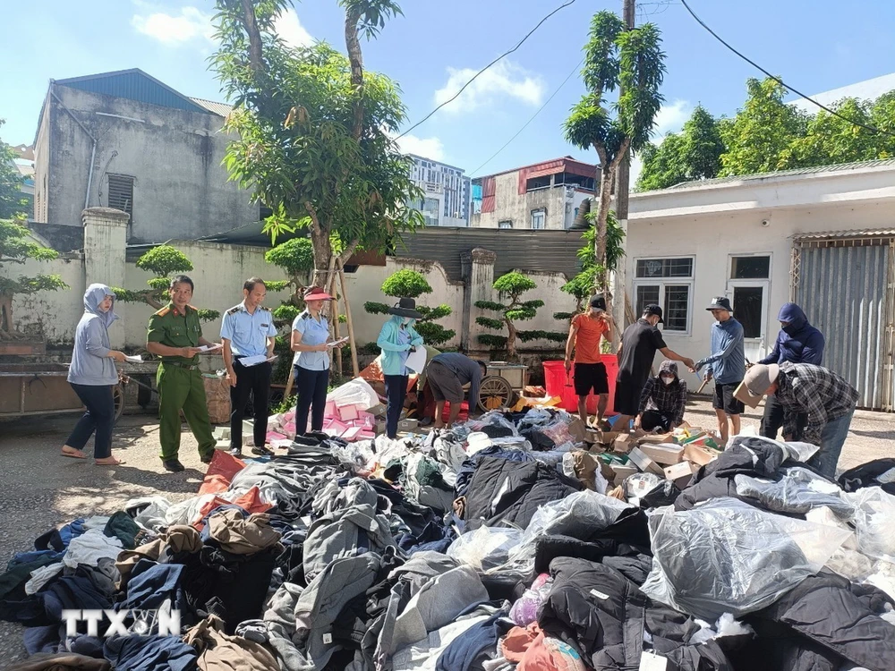 249 lô hàng bị tiêu hủy đều là những loại hàng cấm, hàng nhập lậu, không rõ nguồn gốc, xuất xứ, không công bố tiêu chuẩn chất lượng... bị phát hiện, bắt giữ qua các đợt kiểm tra, kiểm soát của các lực lượng chức năng từ trước đến nay. (Ảnh: Cục QLTT Thanh Hóa cung cấp)