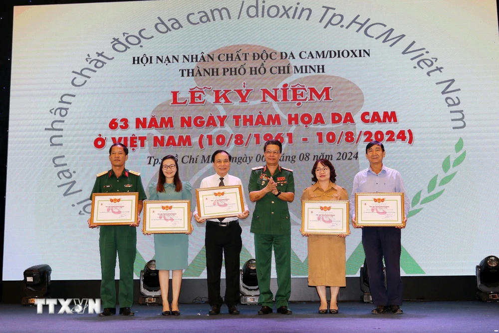 Thiếu tướng Nguyễn Hồng Sơn, Phó Chủ tịch Hội Nạn nhân chất độc da cam/dioxin Việt Nam tri ân các tập thể, cá có nhiều đóng góp tích cực. (Ảnh: Thanh Vũ/TTXVN)