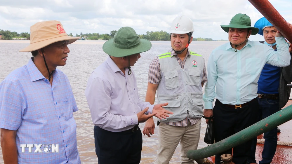 Lãnh đạo Tỉnh ủy, UBND tỉnh Sóc Trăng trao đổi với nhà thầu khai thác. (Ảnh: Tuấn Phi/TTXVN)