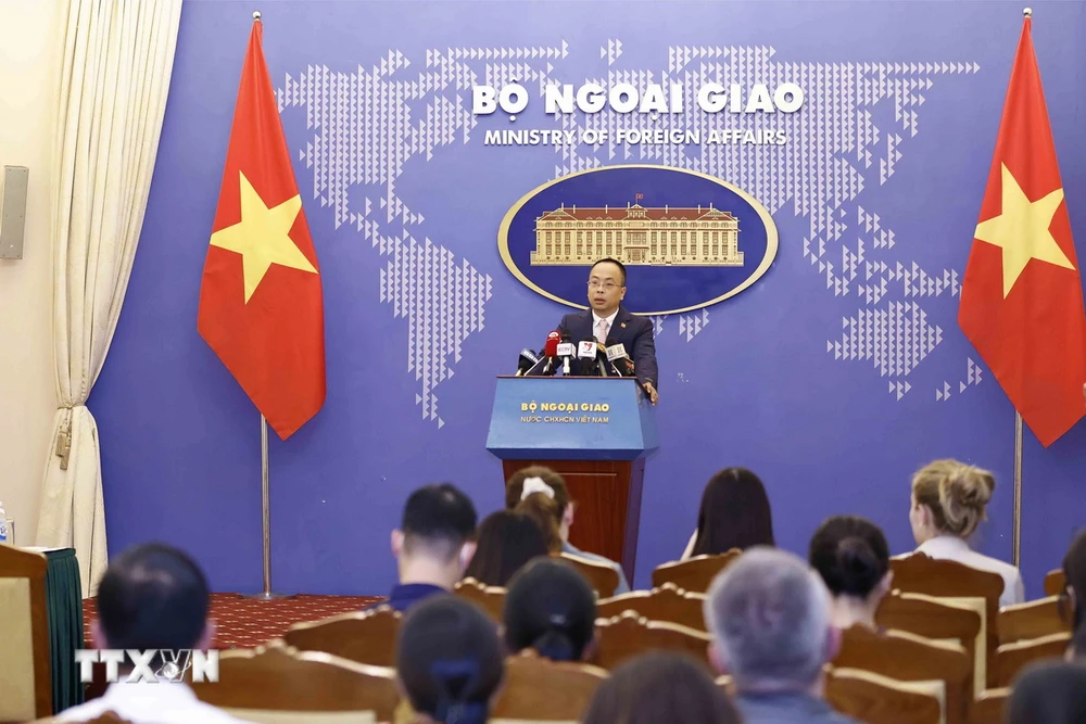 Phó Phát ngôn Bộ Ngoại giao Đoàn Khắc Việt trả lời những vấn đề được báo chí trong nước và quốc tế quan tâm. (Ảnh: Doãn Tấn/TTXVN)