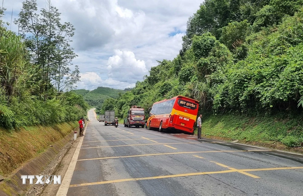 Khu vực xảy ra tai nạn là dốc dài, trơn trượt, nguy cơ tai nạn cao. (Ảnh: Dư Toán/TTXVN)