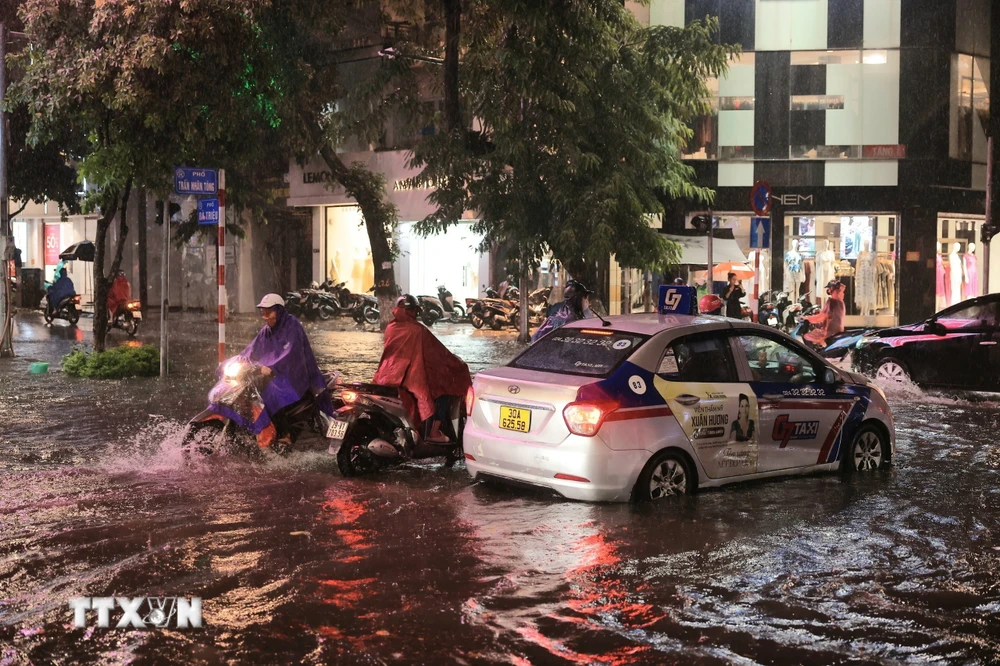 Ngập úng cục bộ ở ngã tư Bà Triệu-Trần Nhân Tông, quận Hai Bà Trưng. (Ảnh: Hoàng Hiếu/TTXVN)