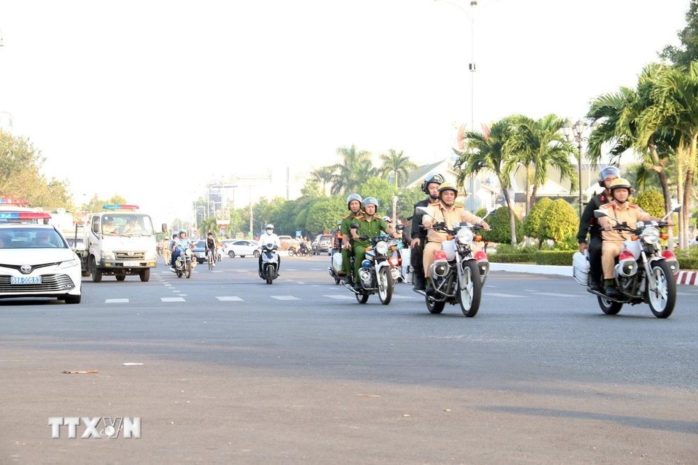 Các lực lượng vũ trang tham gia diễu hành tuyên truyền trật tự an toàn giao thông trên các tuyến đường ở thành phố Rạch Giá, tỉnh Kiên Giang. (Ảnh: Lê Sen/TTXVN)