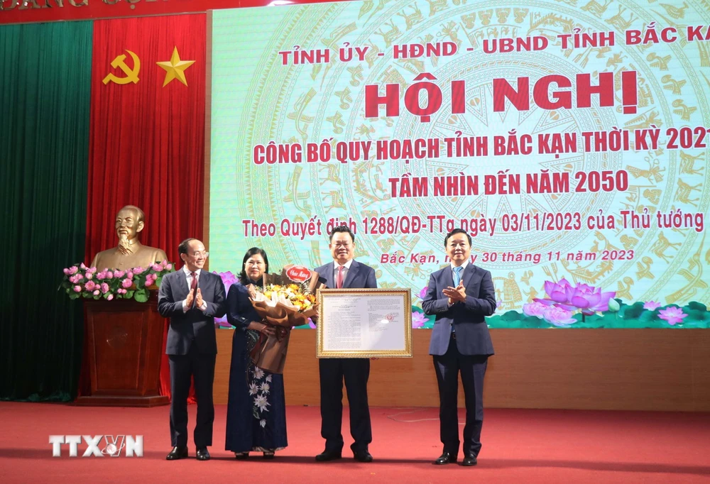 Phó Thủ tướng Chính phủ Trần Hồng Hà trao quyết định cho lãnh đạo tỉnh Bắc Kạn. (Ảnh TTXVN phát)