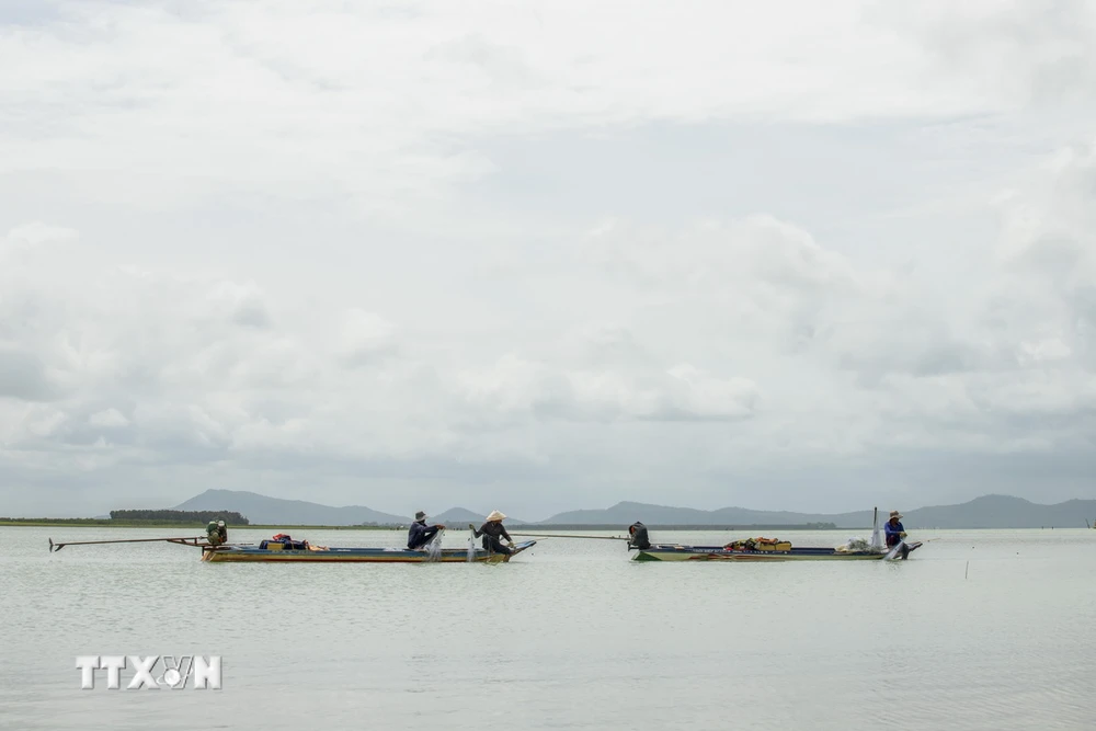 Hồ Dầu Tiếng trải dài trên địa bàn 3 tỉnh Tây Ninh, Bình Dương và Bình Phước là nơi mưu sinh chủ yếu bằng nghề đánh bắt thủy sản của hơn 4.000 hộ dân sinh sống ven hồ. (Ảnh: Giang Phương/TTXVN)