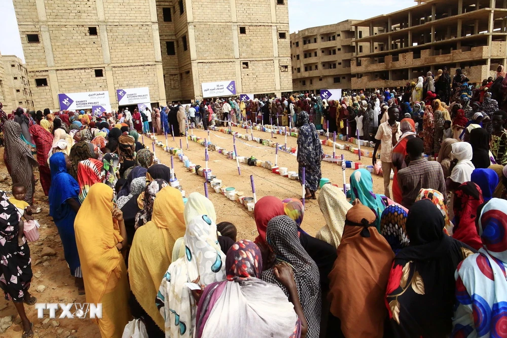 Người di cư xếp hàng chờ được phát bữa ăn miễn phí tại Omdurman, Sudan, ngày 1/8 vừa qua. (Ảnh: THX/TTXVN)