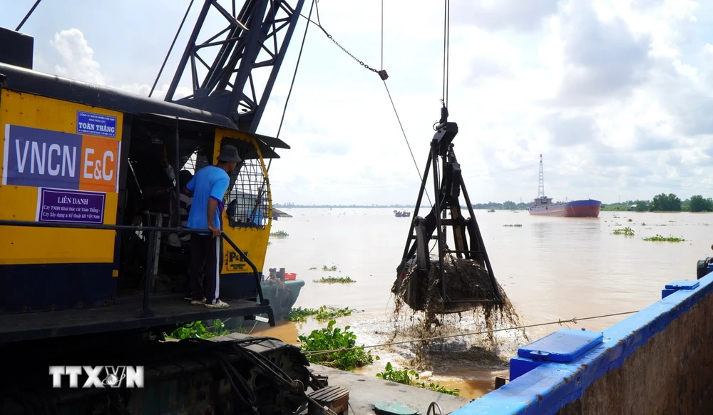 Mỏ cát trên sông Tiền thuộc xã An Hiệp và An Nhơn, huyện Châu Thành, bắt đầu khai thác để cung ứng cho công trình cao tốc Cao Lãnh-An Hữu-Dự án thành phần 1. (Ảnh: Nhựt An/TTXVN)