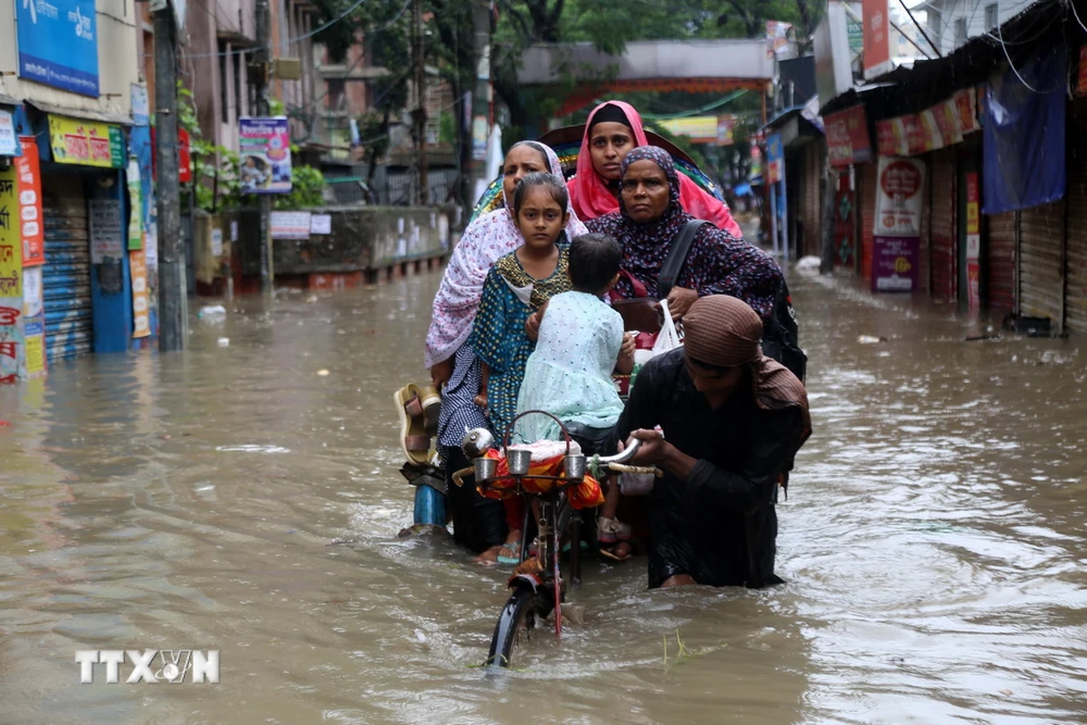 Ngập lụt sau mưa lớn tại Dhaka, Bangladesh. (Ảnh: THX/TTXVN)