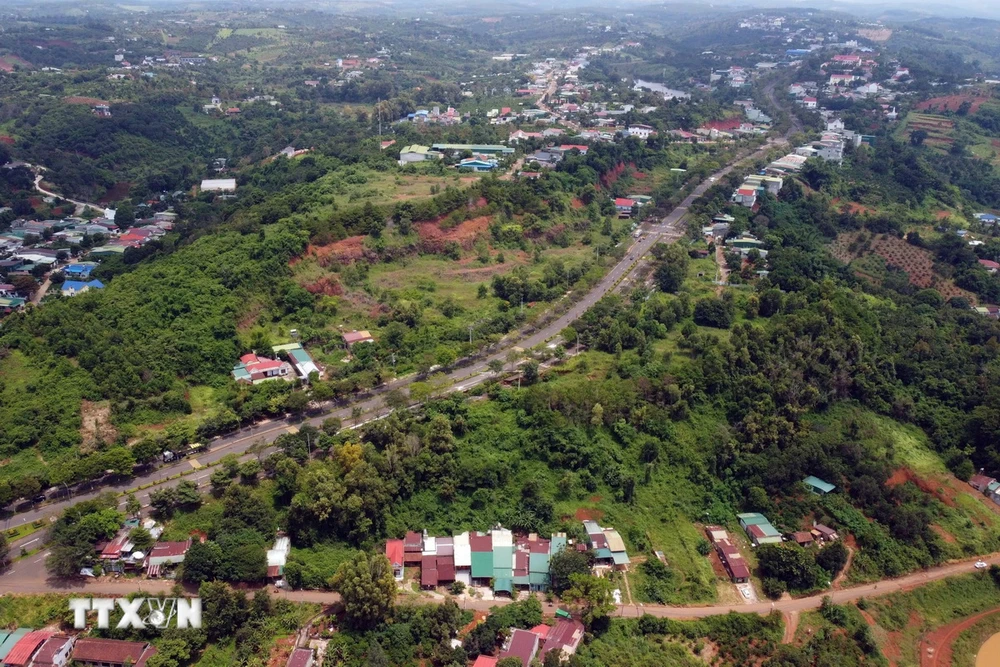 Khu vực đoạn đường sụt lún, sạt trượt nhìn từ trên cao. (Ảnh: Hưng Thịnh/TTXVN)