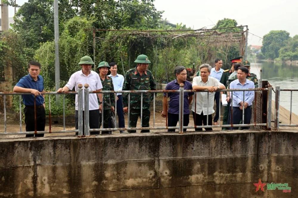 Đại tá Tô Thành Quyết (thứ 5 từ trái), Chỉ huy Trưởng Bộ Chỉ huy Quân sự tỉnh, Phó trưởng Ban chỉ huy Phòng chống thiên tai và Tìm kiếm cứu nạn tỉnh Hưng Yên, kiểm tra tình hình tại trạm bơm tiêu thoát nước huyện Yên Mỹ. (Nguồn: báo Quân đội Nhân dân)