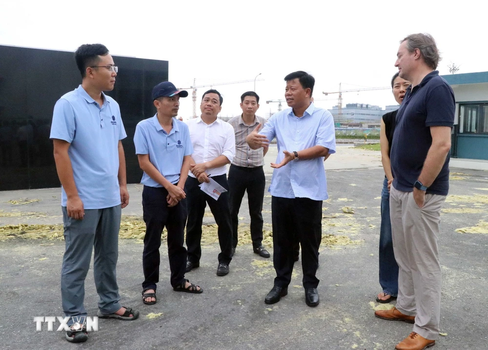 Ông Lê Trung Kiên, Trưởng Ban Quản lý Khu kinh tế Hải Phòng thăm hỏi các doanh nghiệp bị thiệt hại do bão số 3 gây ra. (Ảnh: Hoàng Ngọc/TTXVN)