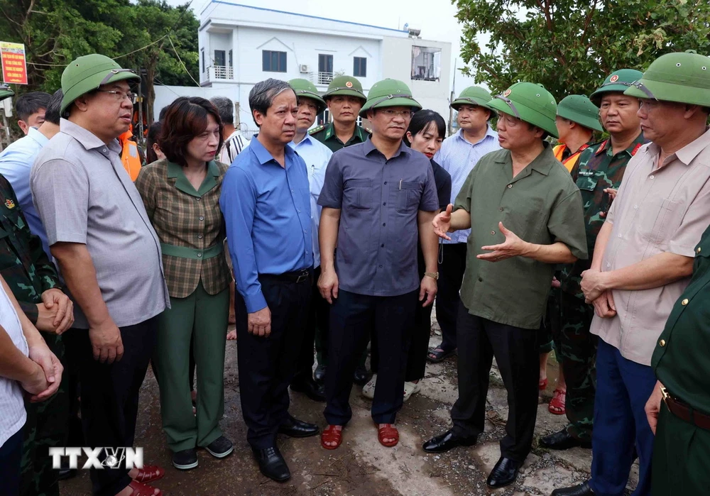 Phó Thủ tướng Chính phủ Trần Hồng Hà cùng đoàn công tác kiểm tra, nắm bắt tình hình mưa lũ, sạt lở tại khu vực xã Mỹ Tân, thành phố Nam Định, tỉnh Nam Định. (Ảnh: Phạm Kiên/TTXVN)