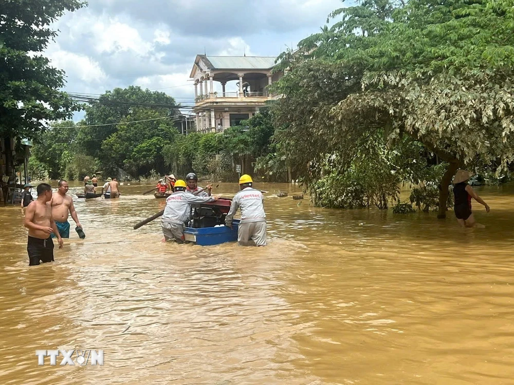 Nhân viên Viettel Yên Bái vận chuyển máy phát điện phục vụ cho hoạt động của trạm BTS. (Ảnh: TTXVN phát)