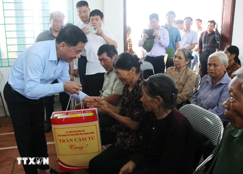 Chủ nhiệm Uỷ ban Kiểm tra Trung ương Trần Cẩm Tú tặng quà cho nhân dân xã Cao Đức, huyện Gia Bình, tỉnh Bắc Ninh. (Ảnh: Thanh Thương/TTXVN)