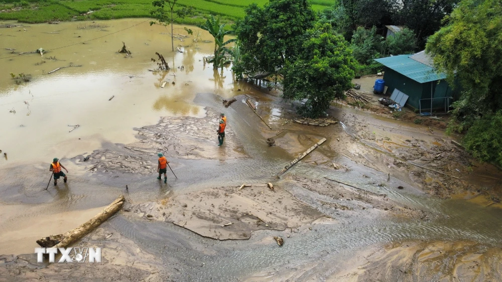 Lực lượng Quân đội vẫn đang tiếp tục tìm kiếm nạn nhân tại Làng Nủ trong ngày thứ 8 xảy ra lũ ống, lũ quét. (Ảnh: Hoàng Hiếu/TTXVN)