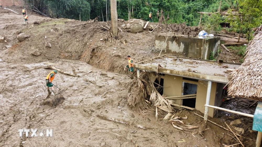 Lực lượng quân đội tiếp tục dò tìm tại vị trí nơi có khả năng có nạn nhân. Ảnh: Hoàng Hiếu - TTXVN