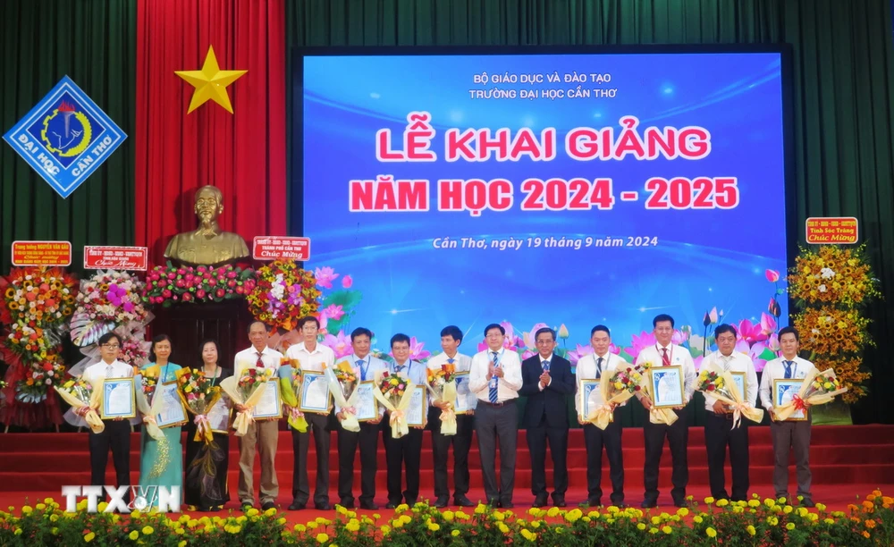 Trường Đại học Cần Thơ đón nhận đón nhận các chứng nhận chất lượng chương trình đào tạo quốc tế và của Bộ Giáo dục và Đào tạo. Ảnh: (Ánh Tuyết/TTXVN)