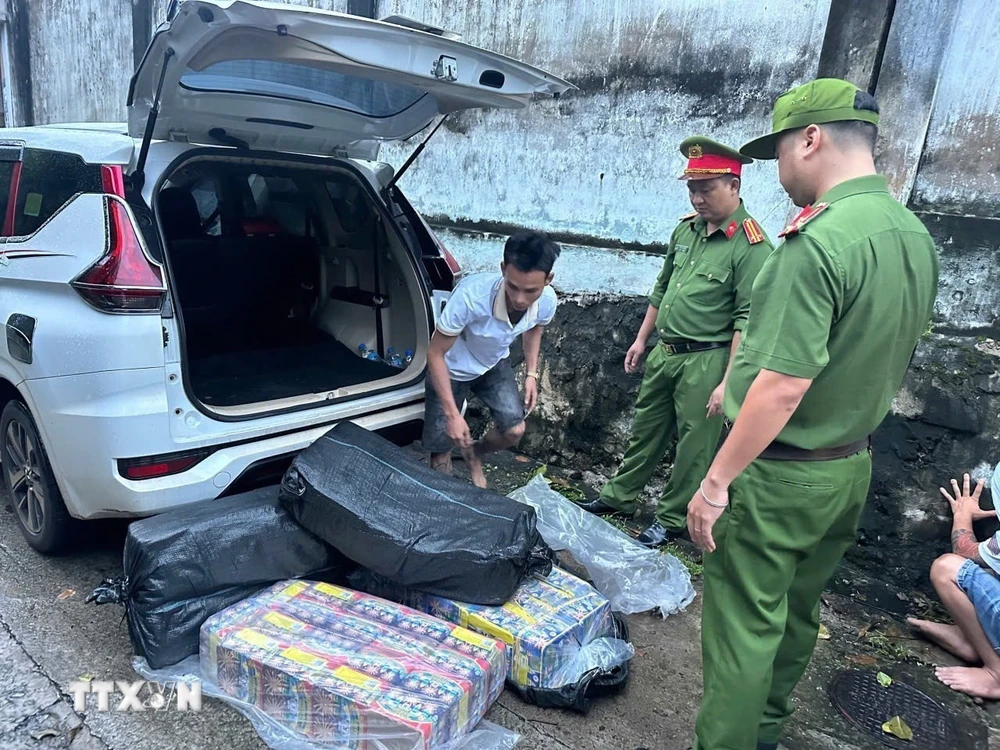 Tang vật bị lực lượng Công an kiểm tra và thu giữ. (Ảnh: TTXVN phát)