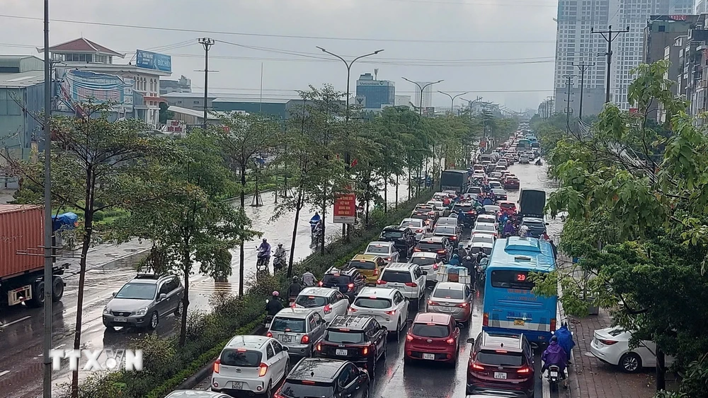 Mưa ngập trên Quốc lộ 32, đoạn phố Lai Xá, Kim Chung, Hoài Đức gây ùn tắc cục bộ. (Ảnh: Văn Điệp/TTXVN)