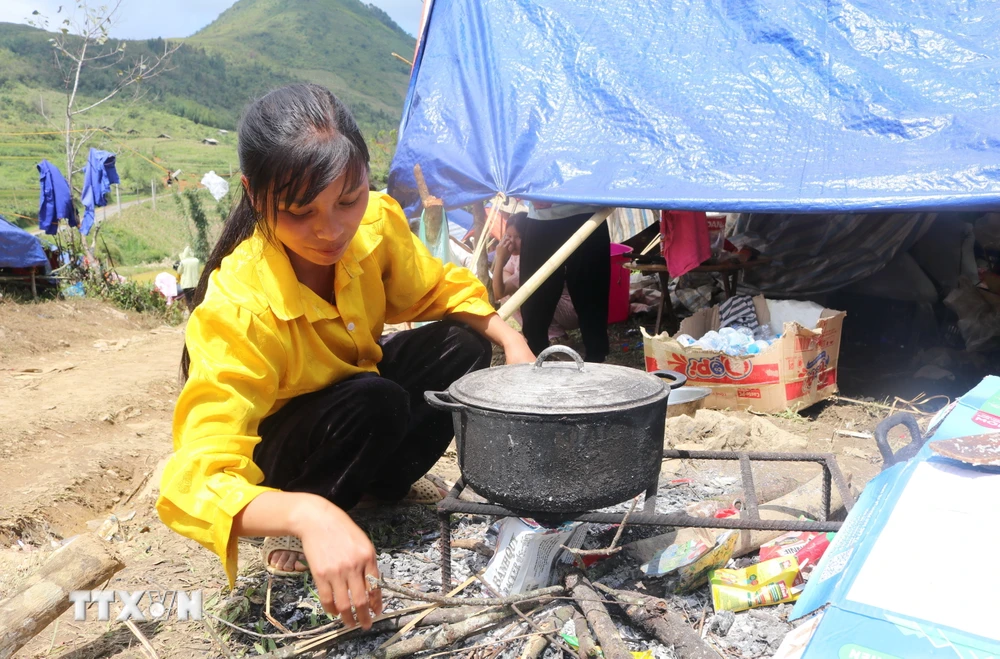 Những bếp ăn ngoài trời tại khu tránh sạt lở ở xóm Lũng Luông, xã Vũ Nông. (Ảnh: Chu Hiệu/TTXVN)