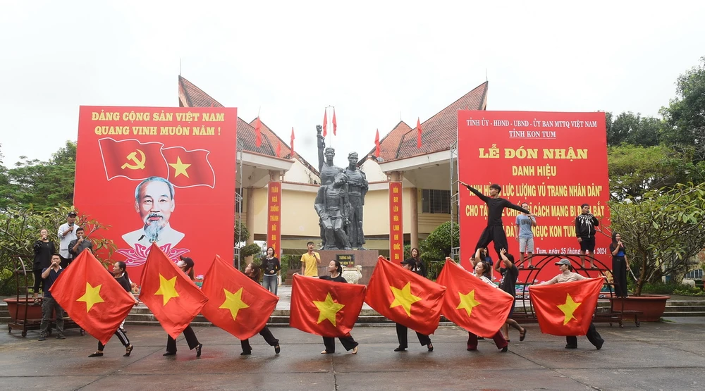 Một tiết mục trong Lễ đón nhận danh hiệu “Anh hùng Lực lượng vũ trang nhân dân cho tập thể chiến sỹ cách mạng bị địch bắt đi tù đày tại Ngục Kon Tum.” (Nguồn: báo Kon Tum)