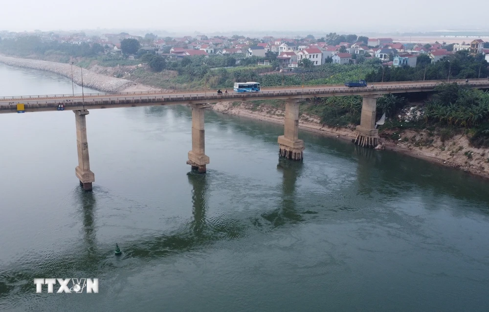 Cầu Trung Hà nằm trên Quốc lộ 32 bắc qua sông Đà, nối thành phố Hà Nội và tỉnh Phú Thọ, có chiều dài 743,6m, gồm 14 nhịp. (Ảnh: Tạ Toàn/TTXVN)