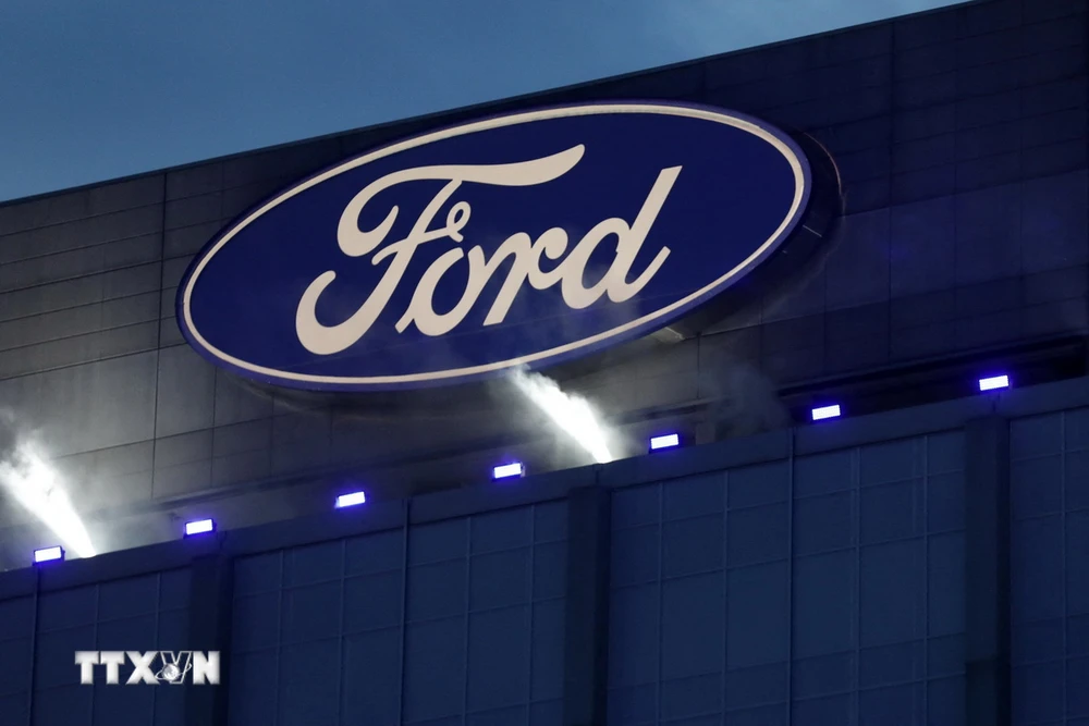 Biểu tượng hãng ô tô Ford tại trụ sở ở Dearborn, Michigan, Mỹ. (Ảnh: AFP/TTXVN)