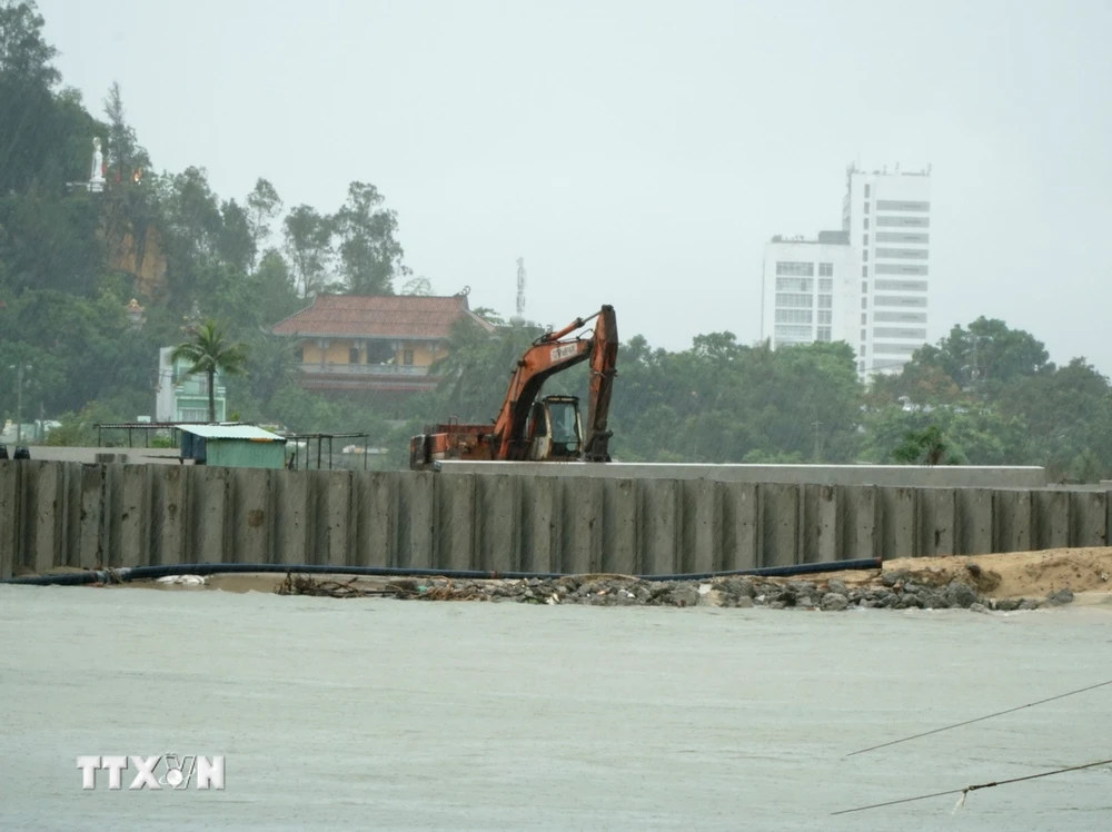 Chủ đầu tư Khu du lịch sinh thái Nam Ô thi công hạng mục bờ kè dọc cửa sông Cu Đê, quận Liên Chiểu, thành phố Đà Nẵng. (Ảnh: Quốc Dũng/TTXVN)