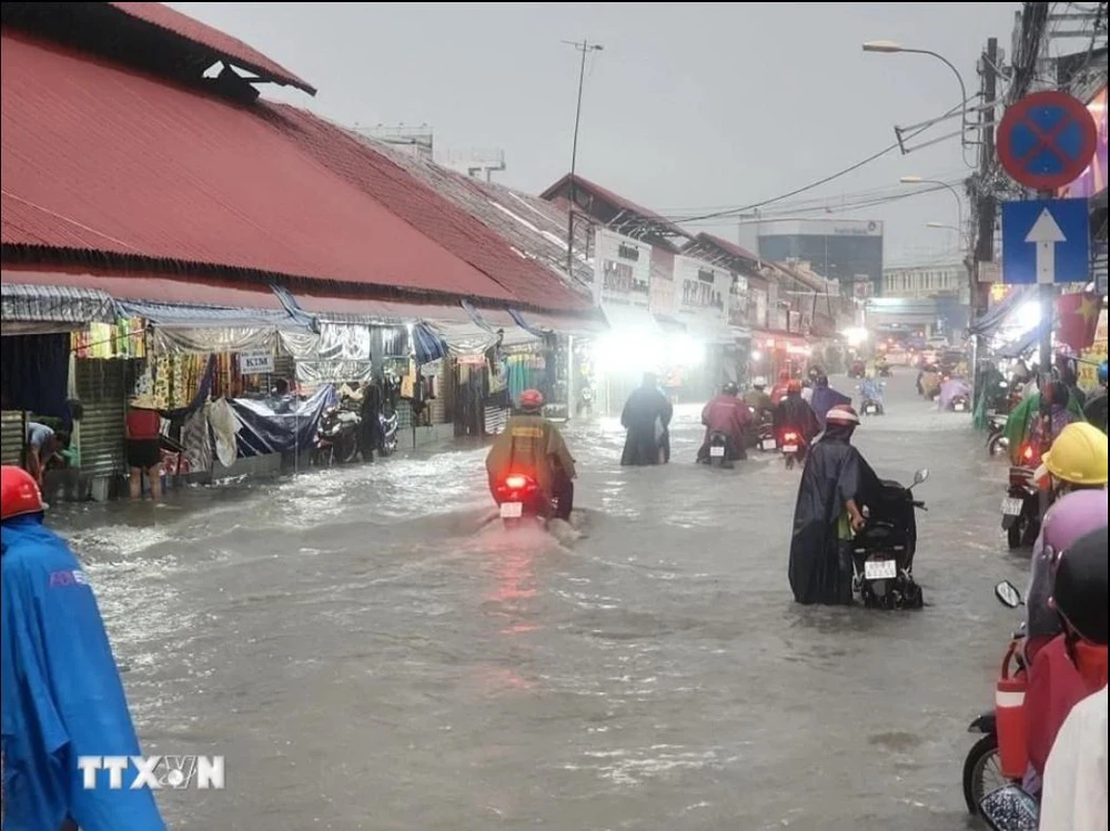 Nước ngập trên đường Lê Văn Ninh gần khu vực chợ Thủ Đức, thành phố Thủ Đức, Thành phố Hồ Chí Minh. (Ảnh: Hồng Giang/TTXVN)