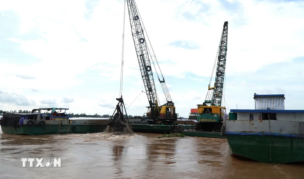 Mỏ cát trên sông Tiền, thuộc Phường 11 và xã Tân Thuận Tây, thành phố Cao Lãnh bắt đầu khai thác để cung ứng cho cao tốc Cao Lãnh - An Hữu, Dự án thành phần 1. (Ảnh: Nhựt An/TTXVN)